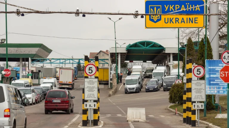Чи можна в 17 років виїхати за кордон на роботу: що реально дозволено