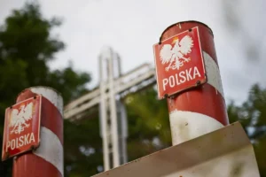 Червоно-білі прикордонні стовпи з гербом Польщі та написом POLSKA