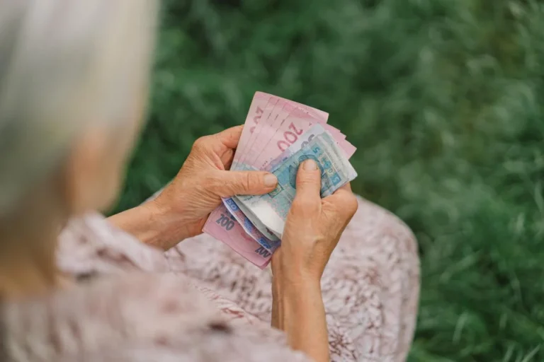 Мінімальна пенсія у 2027 році сягне 2878 грн