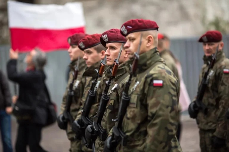 Польща розсилає мобілізаційні картки: кого викличуть першими