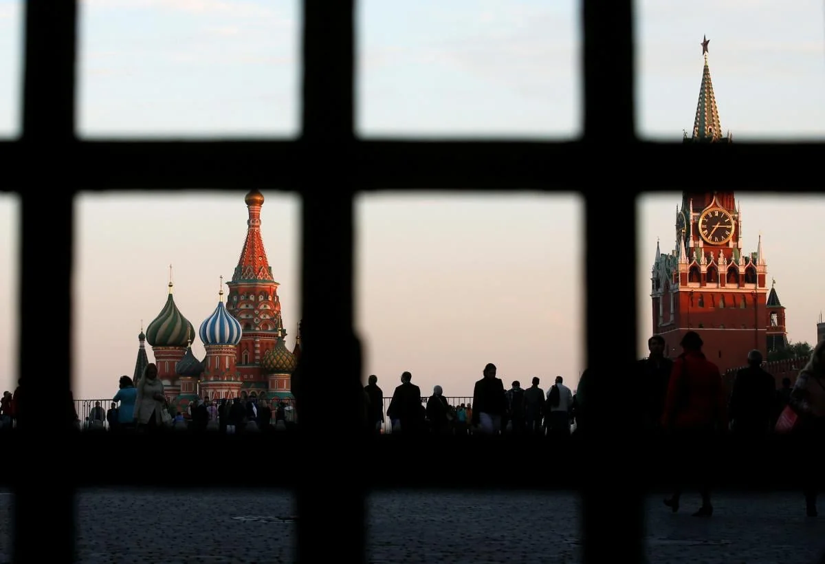 Силуети людей перед Кремлем та храмом Василія Блаженного у Москві