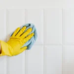 Шви на плитці знову білі: трюк із содою та лимонною кислотою