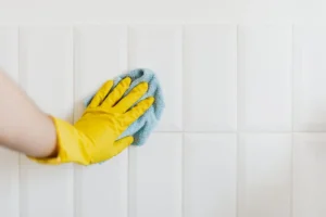 Шви на плитці знову білі: трюк із содою та лимонною кислотою